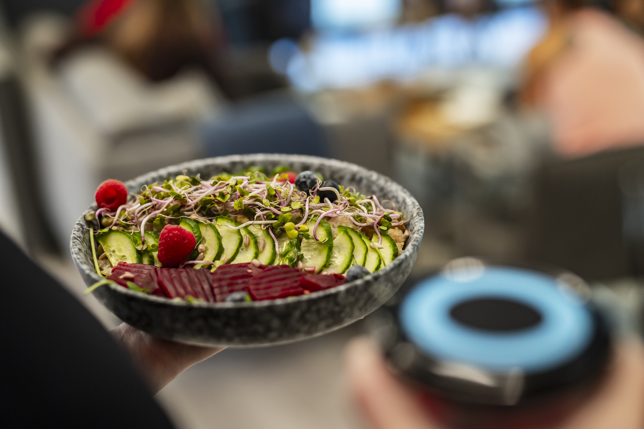 Gesund schlemmen im Café der Boulderwelt Hamburg direkt am Berliner Tor!